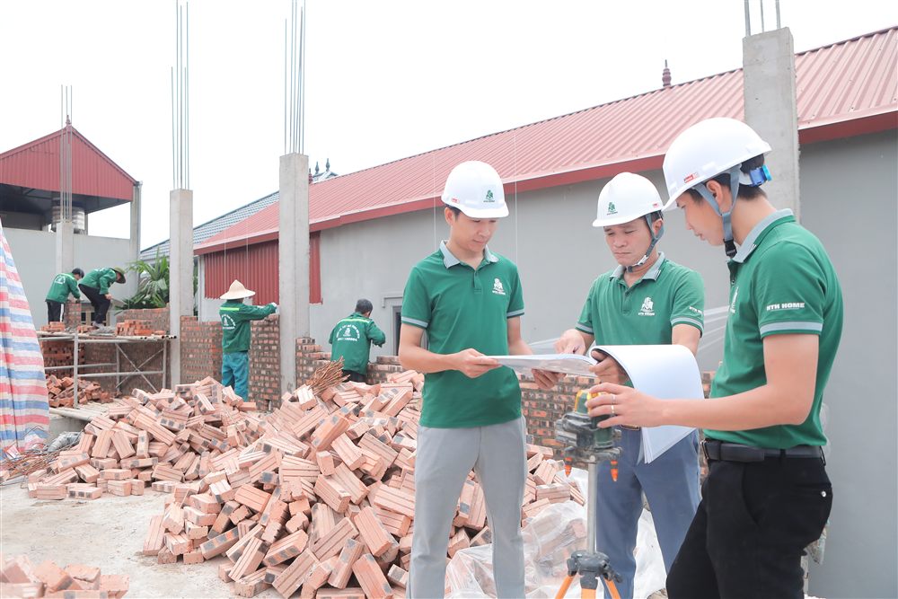 Kỹ sư HTH HOME trao đổi bản vẽ tại công trình