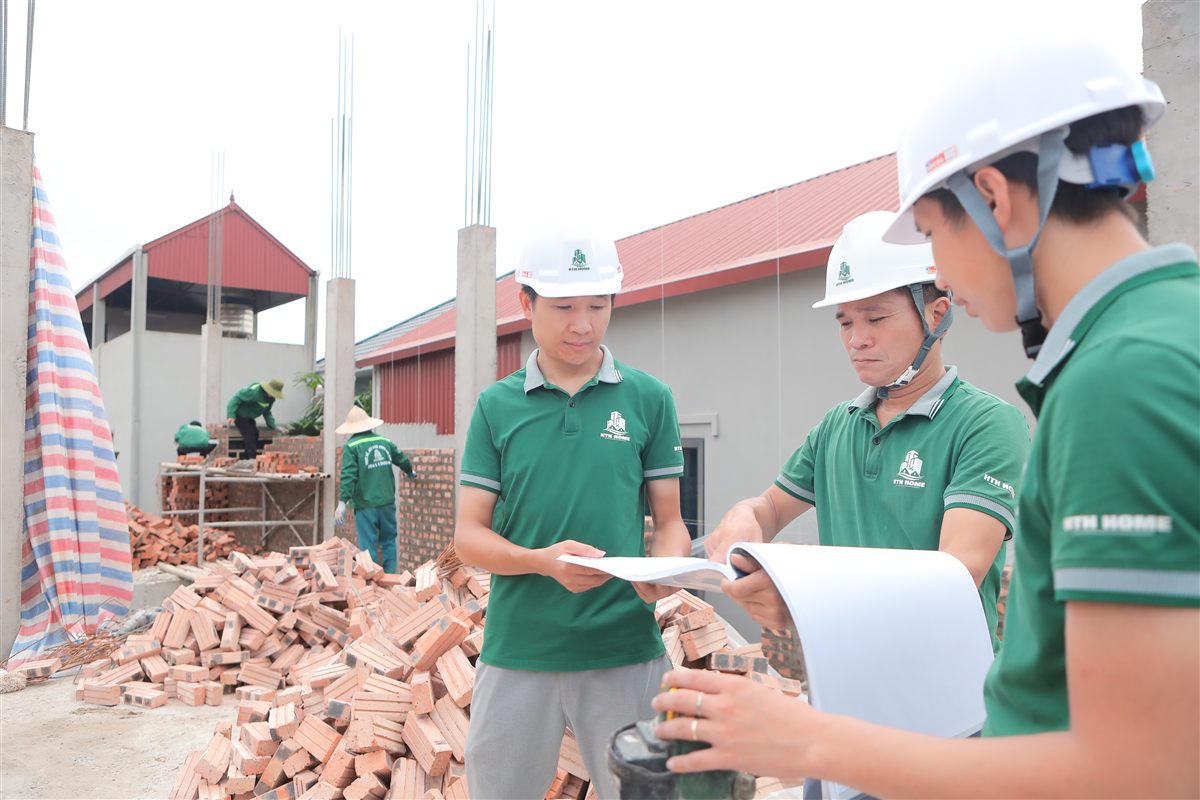Kỹ sư HTH HOME kiểm tra công trình xây nhà trọn gói