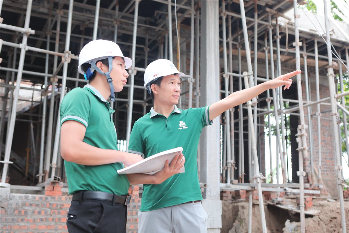 Kỹ sư HTH HOME trao đổi tại công trình phần thô