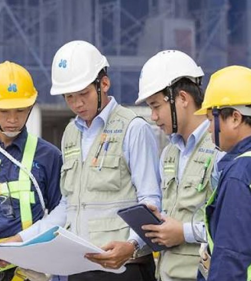 Kỹ sư trao đổi hồ sơ thi công