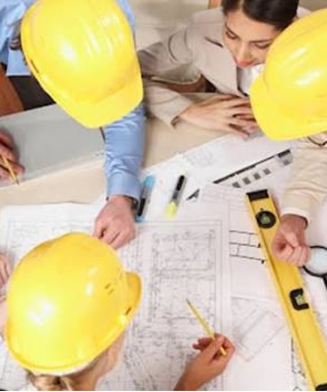 Nhóm kiến trúc sư làm việc trên bản vẽ