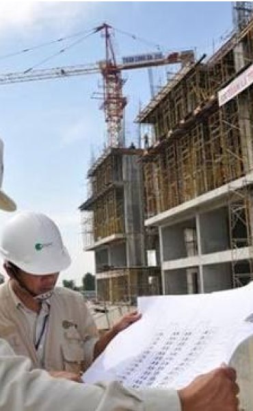 Kỹ sư kiểm tra bản vẽ tại công trình