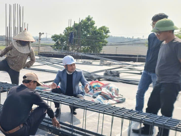 Kỹ sư kiểm tra bản vẽ tại công trình