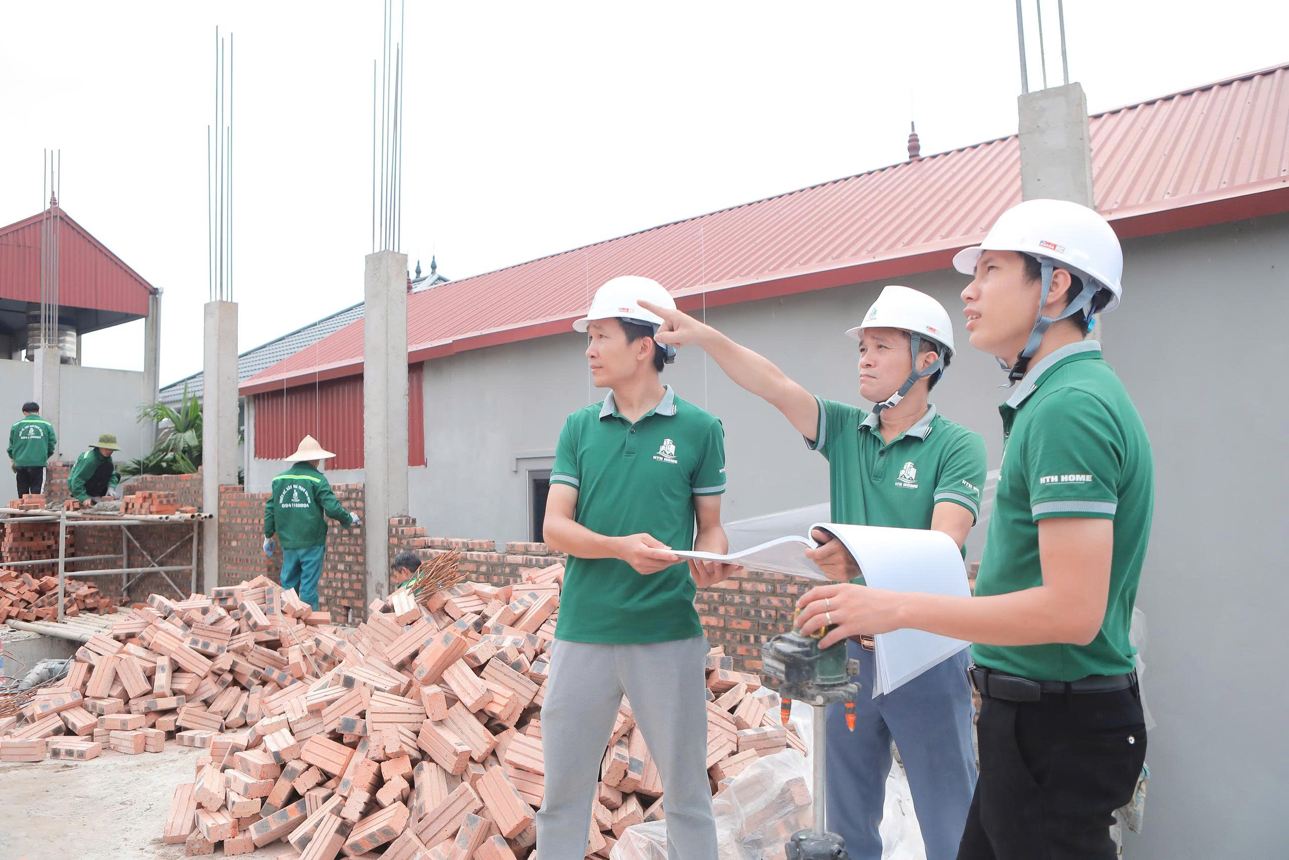 Kỹ sư giám sát tại nhà máy